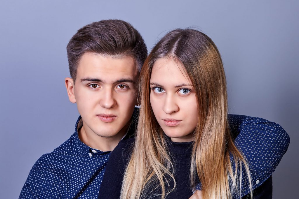 Pareja con camisa negra y azul